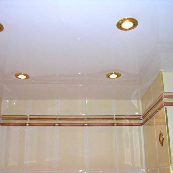 Натяжной потолок в ванной стоимость от производителя Ремонтофф. Натяжные потолки в Томске под ключ.